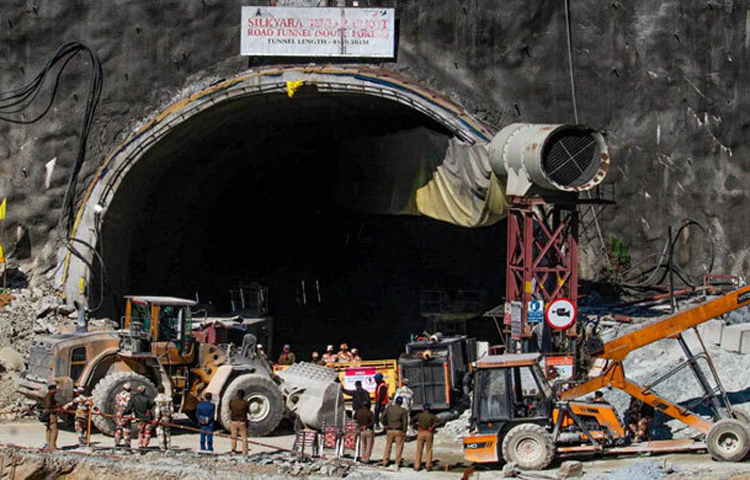 নানা প্রচেষ্টা সত্ত্বেও ব্যর্থ হওয়ার পর ভারতের উত্তরাখণ্ডে ধসে পড়া নির্মাণাধীন টানেলে আটকেপড়া শ্রমিকদের উদ্ধারে ডাকা হয়েছে সেনাবাহিনীকে। গত ১২ নভেম্বর পাঁচ কিলোমিটার দীর্ঘ টানেলটিতে আটকা পড়েন ৪১ জন শ্রমিক। ছবি: সংগৃহীত