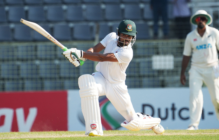 শতক হাঁকাতে শান্ত খেলেছেন ৯টি চারের মার। তার সেঞ্চুরির ওপর ভর করে ২০৫ রানের লিড নিয়ে তৃতীয় দিন শেষ করেছে বাংলাদেশ। দিন শেষে বাংলাদেশের সংগ্রহ ৬৮ ওভারে ৩ উইকেট হারিয়ে ২১২ রান। শান্ত খেলছিলেন ১০৪ রান নিয়ে, অপরপ্রান্তে ৪৩ রান নিয়ে ছিলেন মুশফিকুর রহিম। ছবি: সংগৃহীত