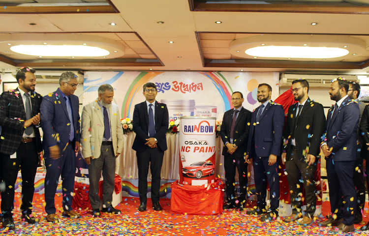 তিন ক্যাটাগরিতে ১১টি নতুন পণ্য বাজারে নিয়ে এসেছে দেশের অন্যতম বৃহৎ শিল্পপ্রতিষ্ঠান আরএফএল গ্রুপের জনপ্রিয় রঙের ব্র্যান্ড ‘রেইনবো পেইন্টস’। এর মধ্যে ডেকোরেটিভ পেইন্ট ক্যাটাগরিতে ৬টি, উড কোটিং পেইন্ট ক্যাটাগরিতে ৪টি এবং কার পেইন্ট ক্যাটাগরিতে ১টি পণ্য রয়েছে। ছবি: জাগো নিউজ