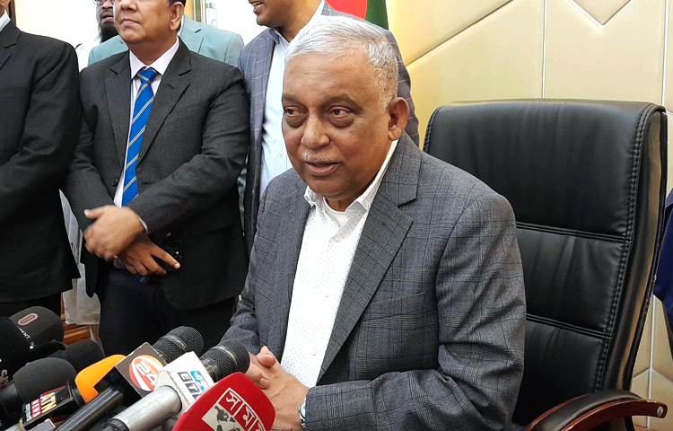 নির্বাচন কমিশন নির্বাচন সুষ্ঠু ও সুন্দর করতে নির্বাচনের প্রচার শুরুর পর থেকে ভোটের আগ পর্যন্ত রাজনৈতিক কর্মসূচির অনুমতি না দেওয়ার নির্দেশনা দিয়েছে বলে মনে করছেন স্বরাষ্ট্রমন্ত্রী আসাদুজ্জামান খান কামাল। আজ সচিবালয়ে নিজ দপ্তরে সাংবাদিকদের সঙ্গে আলাপকালে তিনি এ কথা বলেন। ছবি: জাগো নিউজ