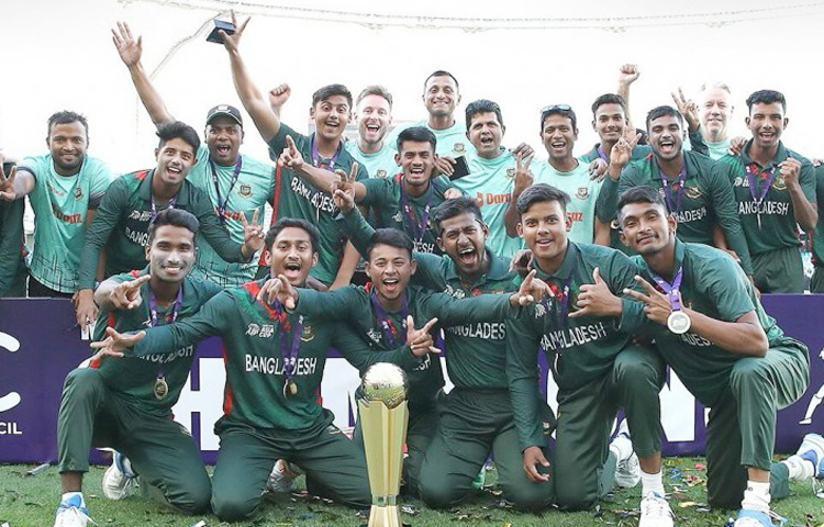 ২০২০ সালে অনূর্ধ্ব-১৯ বিশ্বকাপ জিতেছিল বাংলাদেশ। এবার এশিয়া কাপের শিরোপাও ঘরে তুললো টাইগার যুবারা। সংযুক্ত আরব আমিরাতকে হারিয়ে প্রথমবারের মতো এশিয়া কাপের চ্যাম্পিয়ন হয়েছে বাংলাদেশ। গ্রুপপর্বের তিন ম্যাচই জিতেছিল বাংলাদেশ। এরপর সেমিফাইনালে শক্তিশালী ভারতকে হারিয়ে ফাইনালে উঠে মাহফুজুর রহমান রাব্বির দল। রোববার ফাইনাল ম্যাচে আরব আমিরাততে ১৯৫ রানের বড় ব্যবধানে হারিয়ে শিরোপা জিতেছে বাংলাদেশের জুনিয়র টাইগাররা। ছবি: সংগৃহীত