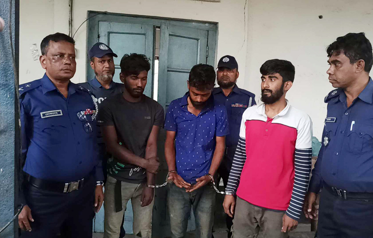 নারায়ণগঞ্জ স্টেশনে ঢাকাগামী একটি ট্রেনে বোমা বিস্ফোরণের চেষ্টাকালে তিনজনকে হাতেনাতে আটক করেছে রেলওয়ে পুলিশ। আজ দুপুরে নারায়ণগঞ্জ শহরের কেন্দ্রীয় রেলস্টেশন এলাকা থেকে তাদের আটক করা হয়। ছবি: মোবাশ্বির শ্রাবণ