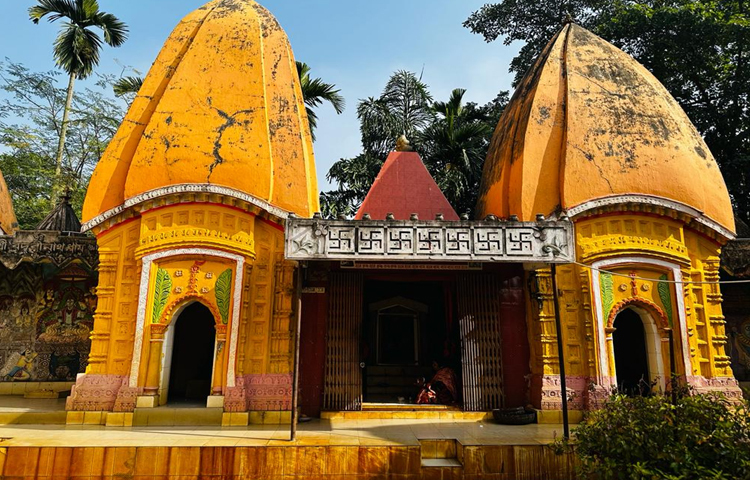 রাজীব লোচন মণ্ডলের বংশের অধস্তন জ্ঞানেদ্রনাথ চৌধুরী একসময় এখানকার বিশাল জমিদারির মালিক ছিলেন। পরে ইস্ট ইন্ডিয়া কোম্পানি কার্তিক জমিদারি নিলামে উঠার পর থেকে বেল-আমলা গ্রামে জমিদারির পতন হয়। পর্যায়ক্রমে গতিনাথ দত্ত চৌধুরী ও তার পুত্র গিরিলাল দত্ত চৌধুরীর সময় জমিদারি সম্পূর্ণ ধ্বংসপ্রাপ্ত হয়। ছবি: আব্দুল্লাহ হেল বাকী