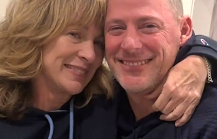 অন্যদিকে জুলি বলেন, স্কটের সঙ্গে যতটুকু সময় কাটাতাম ততটুকু সময় আমি বেশ হাসিখুশি থাকতাম। ধীরে ধীরে আমি বুঝতে পারলাম স্কট ছাড়া দুনিয়ায় এমন কেউ নেই যে আমায় এতটা সুখী রাখতে পারে। ছবি: সংগৃহীত