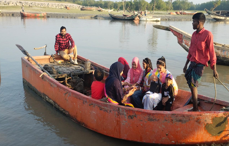 ঢাকা, চট্টগ্রামসহ দেশের যে কোনো স্থান থেকে ঢাকা-চট্টগ্রাম মহাসড়কের বড়দারোগাহাট নেমে সিএনজিচালিত অটোরিকশা যোগে একেবারে সাগরপাড়ে যাওয়া যাবে। জনপ্রতি ৪০ টাকা ভাড়া নেবে। রিজার্ভ নেবে ২০০-৩০০ টাকা। এছাড়া নিজামপুর কলেজ নেমে সেখান থেকেও সিএনজি যোগে যাওয়া যাবে।  ছবি: এম মাঈন উদ্দিন