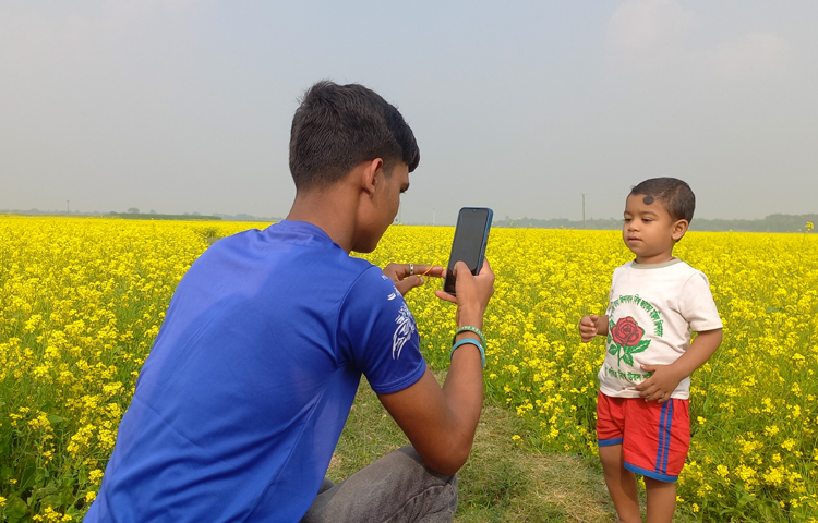 রাজবাড়ী জেলা কৃষি সম্প্রসারণ অধিদপ্তরের উপ-পরিচারক আবুল কালাম আজাদ বলেন, ‘রাজবাড়ীতে সরিষার আবাদ বৃদ্ধির জন্য কাজ করছি। এখন পর্যন্ত আবহাওয়া অনুকূলে থাকায় বাম্পার ফলনের আশা করছি। সরিষার রোগবালাইও কম হয়।’  ছবি: রুবেলুর রহমান