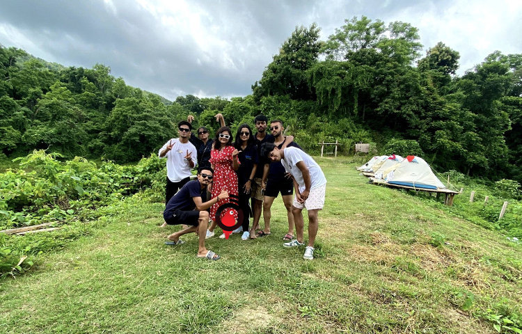 খোশগল্প, হৈ-হুল্লড়, গান আর বারবিকিউ পার্টি করে আনন্দ করছেন তরুণরা। এছাড়া দূর-দূরান্ত থেকে দিনের বেলায় সেখানে ছুটে যাচ্ছেন অসংখ্য ভ্রমণপিপাসু মানুষ। ছবি: এম মাঈন উদ্দিন