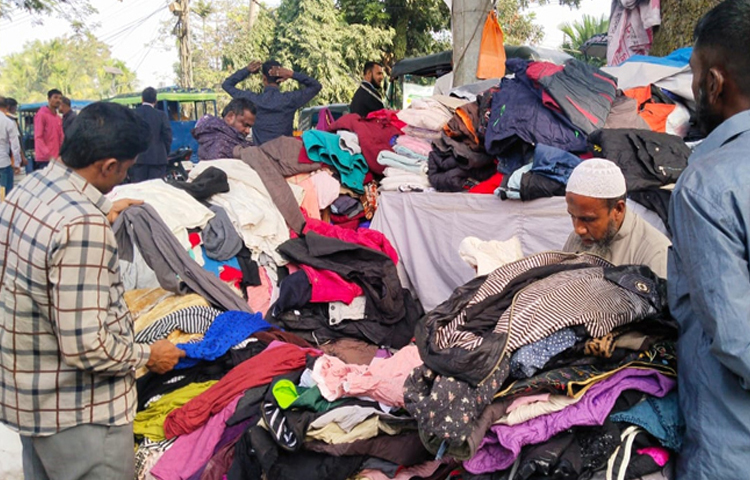 সুনামগঞ্জ শহরের ফুটপাতের অস্থায়ী দোকান থেকে শুরু করে বিভিন্ন বিপণীবিতান ও বাণিজ্য মেলায় শীতের কাপড়ের বেচা-কেনা বেড়েছে। এই মৌসুমে শুধু শীতের কাপড় বিক্রি করে ৯ কোটি টাকা আয়ের আশা করছেন ব্যবসায়ীরা। ছবি: লিপসন আহমেদ