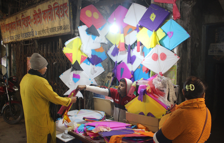 ব্যবসায়ীরা জানিয়েছেন, আকার ও মানভেদে ঘুড়ির দাম ভিন্ন। সবচেয়ে বেশি চাহিদা বিভিন্ন রঙের কাগজের ঘুড়ির। সাধারণ ঘুড়ি পাঁচ টাকা থেকে শুরু করে ২০ টাকা পর্যন্ত রয়েছে। বিভিন্ন নকশাদার ঘুড়ির দাম ৫০ টাকা শুরু করে ৩০০ টাকা পর্যন্ত রয়েছে। একটি চক্ষুদার ঘুড়ি ১৫০ টাকা, চিলদার ১২০ থেকে ১৫০ টাকা, রকেট ঘুড়ি ২০০ টাকা। ছবি: রায়হান আহমেদ