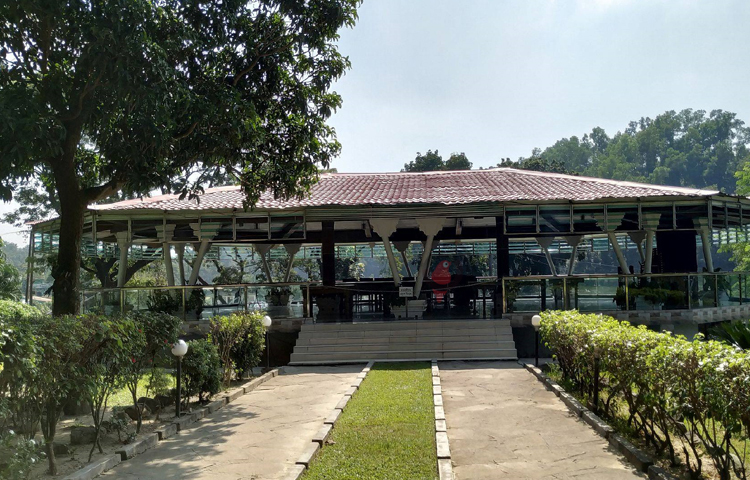 ভাটিয়ারী পাহাড়ের মধ্যে আছে অপূর্ব সুন্দর এক লেক। যার পরিচ্ছন্ন সবুজাভ পানি আপনাকে করবে বিমোহিত। চাইলে একটু বোট রাইডও করে নিতে পারেন। ছবি: এম মাঈন উদ্দিন