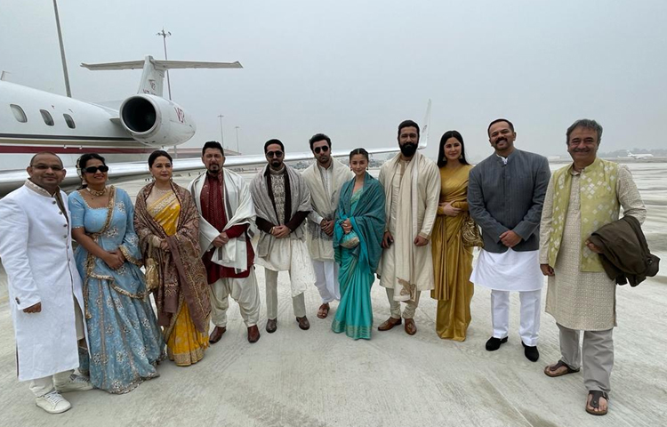 সেখানে পৌঁছেছেন মাধুরী দীক্ষিত, কঙ্গনা রানাওয়াত, রণবীর কাপুর, আলিয়া ভাট, অংশুমান খুরানা, রোহিত শেটি. রাজকুমার হিরানি, মহাবীর জৈনরা। ছবি: সংগৃহীত