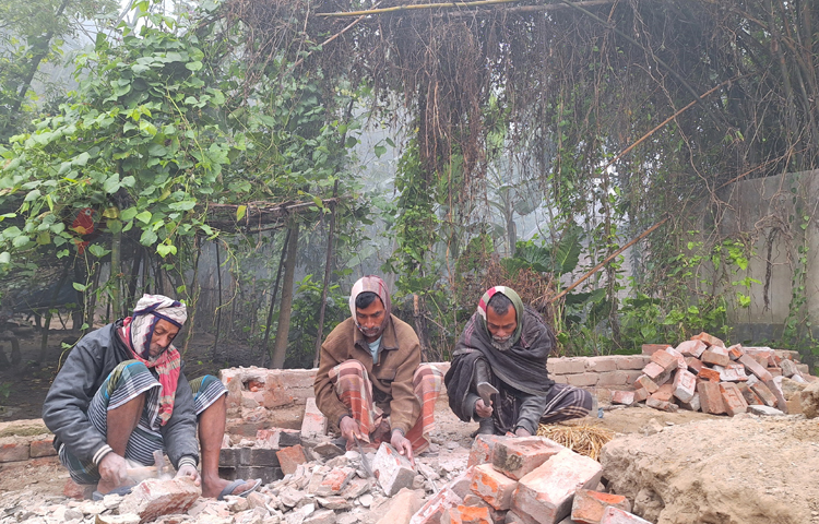 তীব্র ঘন কুয়াশা আর হিমেল হাওয়ায় উত্তরের জেলা দিনাজপুরে একদিনের ব্যবধানে তাপমাত্রা কমে ৮ ডিগ্রিতে নেমেছে। জীবন-জীবিকার তাগিদে কনকনে ঠান্ডা উপেক্ষা করেই কাজে বের হচ্ছেন শ্রমজীবীরা। ছবি: মো. মাহাবুর রহমান