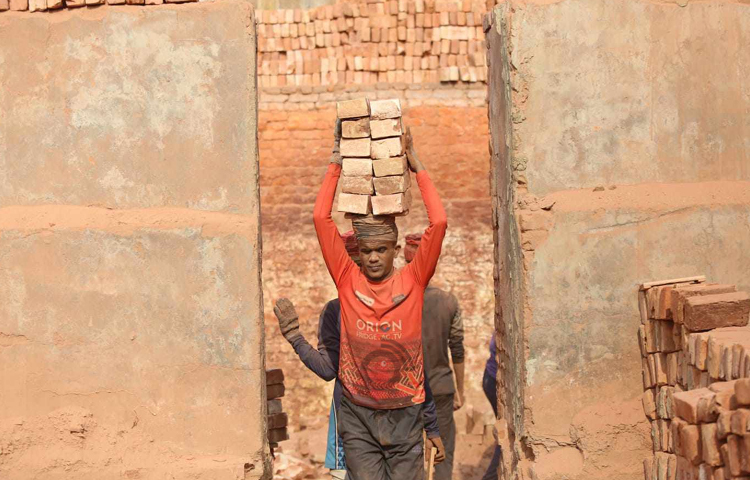 দক্ষিণ কেরানীগঞ্জের একটি ইটভাটায় গিয়ে দেখা গেছে শতশত শ্রমিকের অক্লান্ত পরিশ্রম। ছবি: বিপ্লব দীক্ষিত