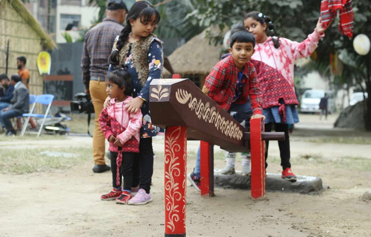 পিঠা উৎসবে শিশুদের জন্যও রয়েছে আনন্দের ব্যবস্থা। ছবি: মাহবুব আলম