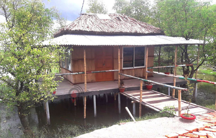 বিনোদনপ্রেমীদের জন্য আরও আছে বসার স্থান। এছাড়া ঘোড়ার পিঠে চড়া ও ভারত বাংলাদেশ সীমান্তের জিরো পয়েন্টে ইঞ্জিন চালিত ট্রলারে চড়ে ঘুরে দেখার সুযোগ আছে। শিশুদের আনন্দ দেওয়ার জন্য আছে বিভিন্ন রাইড। ছবি: আহসানুর রহমান রাজীব