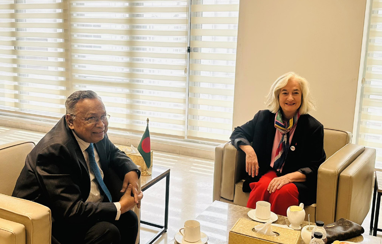 সচিবালয়ে অর্থমন্ত্রী আবুল হাসান মাহমুদ আলীর সঙ্গে বৈঠক শেষে ঢাকায় নিযুক্ত ফ্রান্সের রাষ্ট্রদূত মেরি ম্যাসদুপুই বাংলাদেশের সঙ্গে সহযোগিতা অব্যাহত রাখার কথা জানিয়েছেন। ছবি: ইসমাইল হোসেন রাসেল