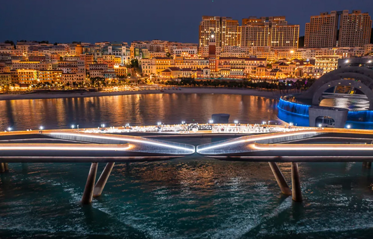 সেতুটি ভিয়েতনামের দক্ষিণাঞ্চলীয় কিয়েন গিয়াং প্রদেশের ফু কোক দ্বীপের সানসেট টাউনে অবস্থিত।  ফু কোক দ্বীপ অবকাশ যাপনের জন্য বেশ পরিচিত। বিশেষ করে নব দম্পতিদের মধুচন্দ্রিমার জন্য পছন্দের স্থান। ছবি: সংগৃহীত