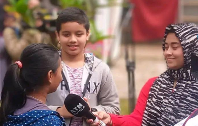 বই পড়লে শিশুরা আনন্দ পায়, তাদের কল্পনাশক্তি বাড়ে। বই পাঠ শিশুদের নিজস্ব চিন্তা ও বিশ্লেষণের ক্ষমতা বাড়ায় । সেই সঙ্গে মনোযোগ ও যোগাযোগের দক্ষতা বৃদ্ধি করে। শিশুদের সামগ্রিক বিকাশে বই পড়ার গুরুত্ব তাই অপরিসীম। ছবি: ইমন ইসলাম