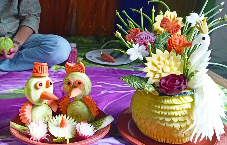 শীতকালে ফুড কার্ভিং করার এসব সবজি অল্প দামে পাওয়া গেলেও, বাকি মৌসুমে ঢাকার গুলশান ডিসিসি মার্কেট থেকে চড়া দামে কিনতে হয় এ সবজি। তার এ ফুড কার্ভিংয়ের বিভিন্ন প্যাকেজ রয়েছে। সর্বনিম্ন ৮ হাজার ৫০০ টাকা থেকে উপরে ১ লক্ষ ২০ হাজার টাকা পর্যন্ত পারিশ্রমিক নিয়ে থাকেন তিনি। ছবি: বিধান মজুমদার অনি