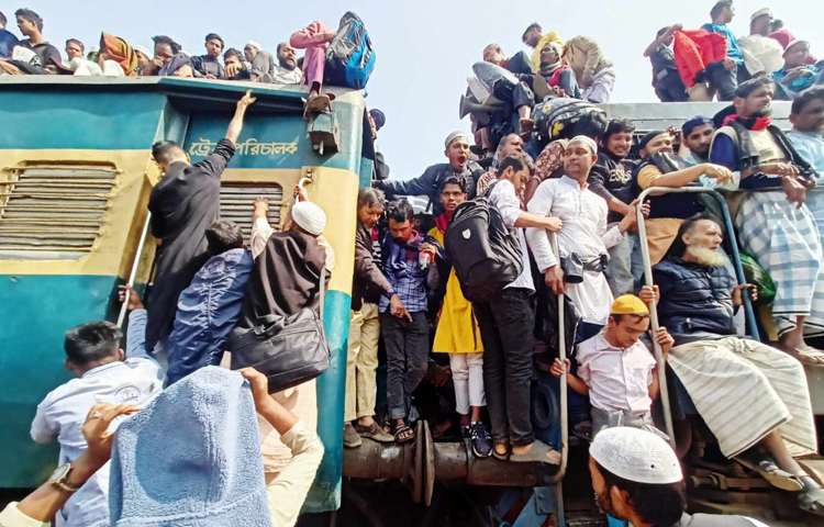 ভেতরে জায়গা না পেয়ে অনেককে ঝুঁকি নিয়ে ট্রেনের ছাদে চড়ে বাড়ি ফিরতে দেখা গেছে। ছবি: মাহবুব আলম