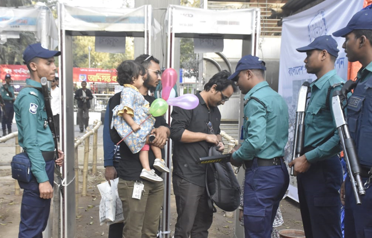 এবছরও দুই ভাগে বসেছে মেলা। বড় অংশ সোহরাওয়ার্দী উদ্যানে এবং অপর অংশ বাংলা একাডেমি চত্বরে। ছবি: বিপ্লব দীক্ষিত
