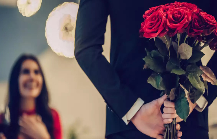 তবে এর বাইরেও সাধ ও সাধ্যের মতো প্রোপোজের জন্য উপহার হিসেবে আপনি টেডি, চকোলেট, গোলাপ ইত্য়াদি দিতে পারেন। চাইলে সঙ্গী বা সঙ্গিনীর প্রিয় জিনিসটিও উপহার দিতে পারেন। ছবি: সংগৃহীত