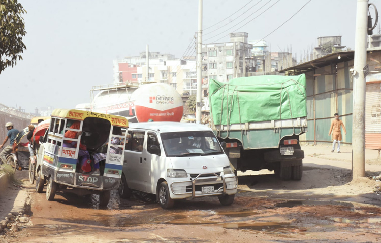 রাস্তার বিভিন্ন জায়গায় খোঁড়াখুঁড়ির কারণে বড় বড় গর্তে পরিণত হয় যার ফলে যখন-তখন গাড়ি নষ্ট হয়ে যায়। এতে দুর্ভোগ পোহাতে হচ্ছে পথচারীদের। ছবি: বিপ্লব দীক্ষিত