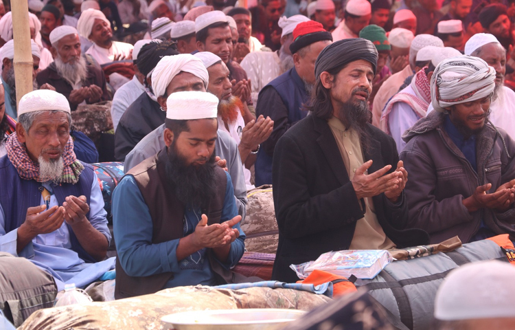 আজ বেলা ১১টা ১৭ মিনিটে মোনাজাত শুরু হয়ে শেষ হয় বেলা ১১টা ৪৩ মিনিটে। প্রথম ১১ মিনিট আরবি ও পরবর্তী সময় উর্দুতে মোনাজাত পরিচালনা করেন মাওলানা সাদের ছেলে মাওলানা ইউসুফ বিন সাদ। ছবি: মাহবুব আলম