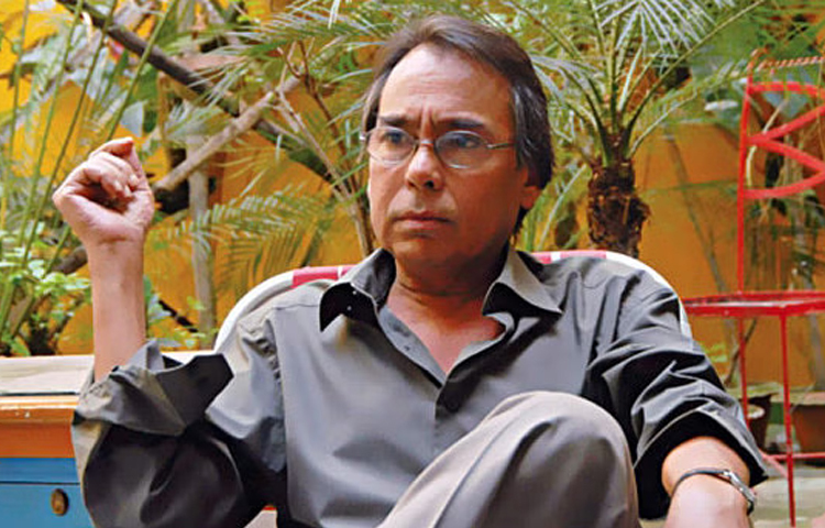 কিংবদন্তি এই অভিনেতার মৃত্যুর এক যুগ হলেও কিছু ভক্ত আছেন যারা তার চলে যাওয়া এখনো মানতে নারাজ। হুমায়ুন ফরিদী তার অসাধারণ অভিনয়ের মাধ্যমে আমৃত্যু ছড়িয়েছেন জীবনের বর্ণীল আলো। অথচ তার ব্যক্তিজীবন ছিল সাদামাটা। ছবি: সংগৃহীত