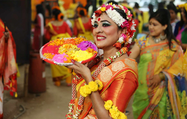 বসন্তের সাজে হাস্যোজ্জ্বল তরুণী। ছবি: মাহবুব আলম