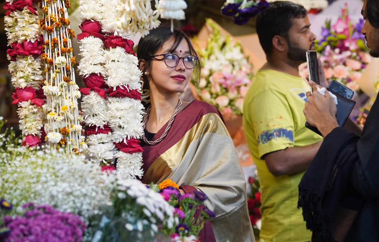 প্রিয় মানুষের ছবি তুলতে ব্যস্ত যুবক। ছবি: মাহবুব আলম