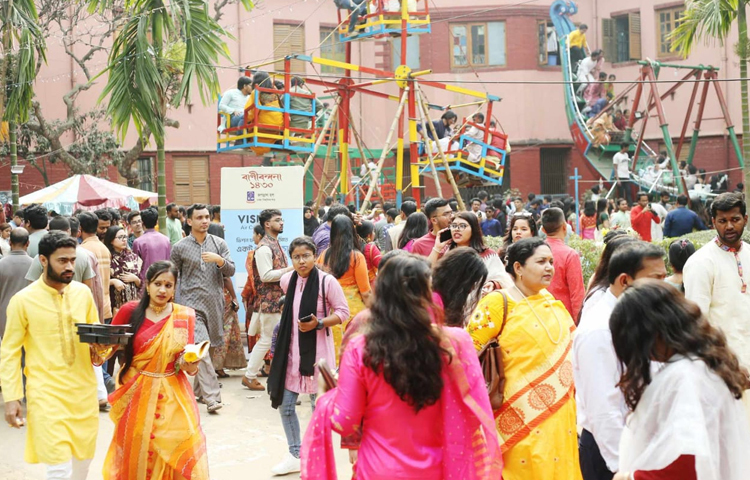 উৎসবের দিনে হিন্দুধর্মাবলম্বীসহ সব মানুষের পদচারণায় মুখরিত জগন্নাথ হল মাঠ। ছবি: মাহবুব আলম