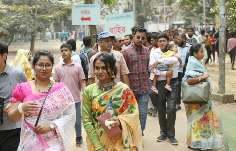 তরুণ-তরুণীদের উচ্ছ্বাসে জমে উঠেছে বইমেলা। ছবি: মাহবুব আলম