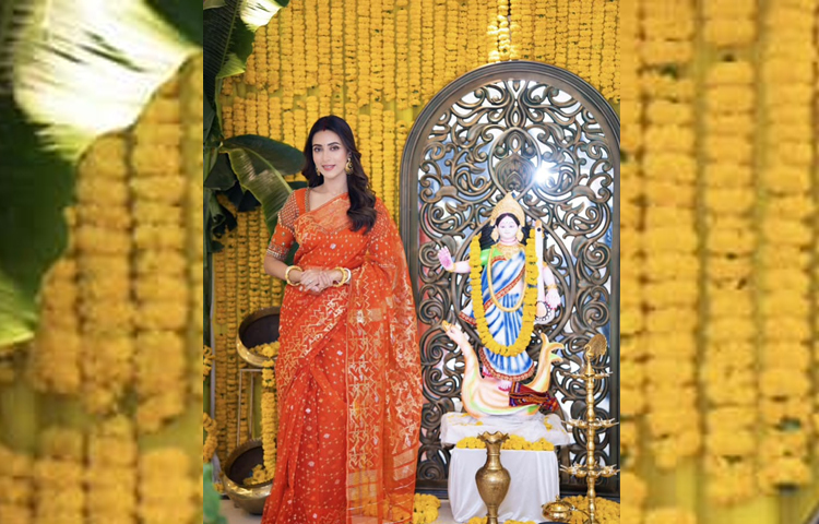 পূজার সাজের হাস্যোজ্জ্বল মিম। ছবি: ফেসবুক