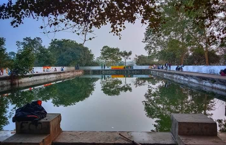 পরিত্যক্ত ‘সুইমিং পুল’। ময়লা–আবর্জনা ও মাদকের আখড়া হিসেবে জনপ্রিয় ছিল যে পুল। নিরিবিলি ও ঘন জঙ্গলের মধ্যে হওয়ার দরুন নানা অনৈতিক কাজের আখড়া হিসেবেই চিনতো সবাই। এতদিন আবর্জনার স্তূপ হিসেবে পরিচিত থাকলেও রাতারাতি এই পুলের পরিবর্তন এনে দিয়েছেন কয়েকজন চিত্রশিল্পী। যার সুবিধা ভোগ করছে এখন পুরো ক্যাম্পাসবাসী। ছবি: গোলাম মাওলা মুরাদ