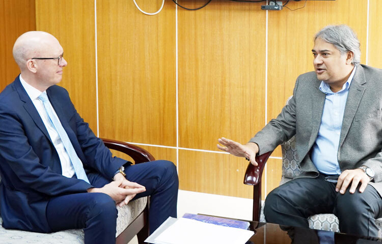 তথ্য ও সম্প্রচার প্রতিমন্ত্রী মোহাম্মদ আলী আরাফাতের সঙ্গে ইউরোপীয় ইউনিয়নের রাষ্ট্রদূত চার্লস হোয়াইটলি সাক্ষাৎ করেন। আজ সচিবালয়ে নিজ দপ্তরে তারা বৈঠক করেন। ছবি: পিআইডি