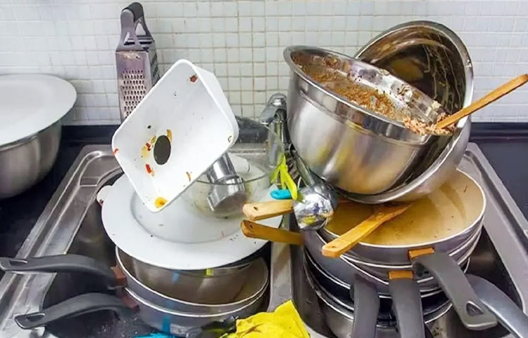 ব্যবহৃত টি ব্যাগ গরম পানিতে ভিজিয়ে সেই পানি দিয়েই তৈলাক্ত বাসন ধুয়ে নিন। এতে প্লেটের তেলচিটচিটে ভাব চলে যায় একই সঙ্গে বাসন ব্যাক্টেরিয়া মুক্ত হয়। ছবি: সংগৃহীত