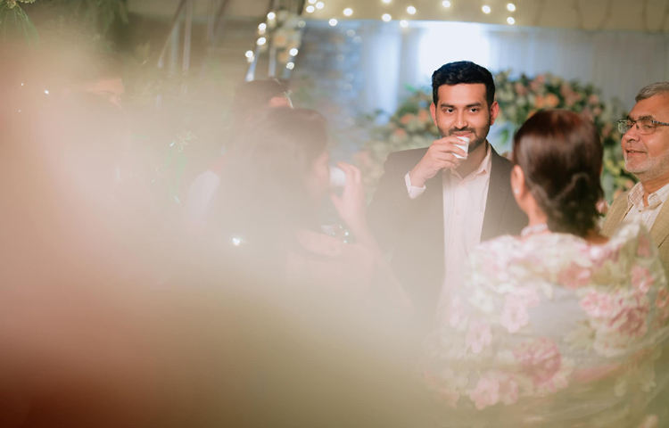 অভিনেতা তামিম মৃধা অভিনয়ের পাশাপাশি টেক্সটাইল কোম্পানিতেও চাকরি করেছেন। এছাড়া নিজের ইউটিউব চ্যানেলে তার গান প্রকাশ পেয়েছে। ছবি: ফেসবুক