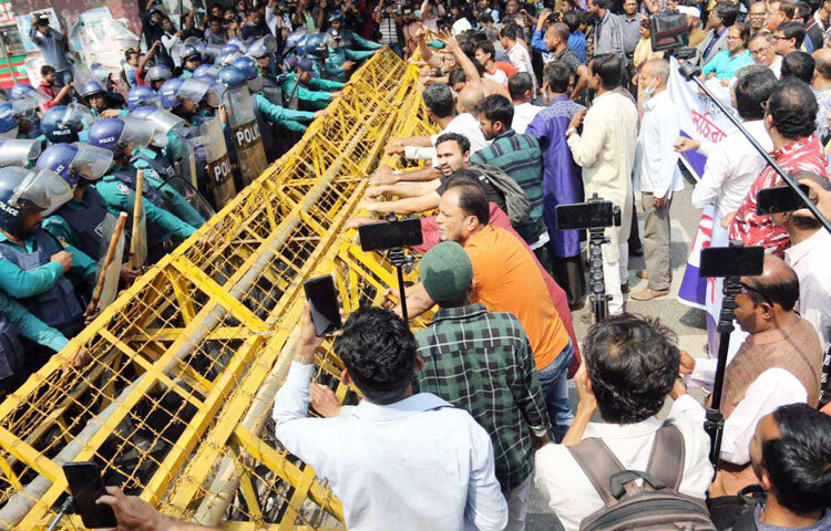 দ্রব্যমূল্যের ঊর্ধ্বগতি, ব্যাংক লোপাট ও অর্থপাচারের প্রতিবাদে সচিবালয় অভিমুখে গণতন্ত্র মঞ্চের বিক্ষোভ মিছিলে পুলিশ লাঠিপেটা করেছে বলে অভিযোগ করা হয়েছে। এতে অন্তত ৫০ জন আহত হয়েছেন বলেও গণতন্ত্র মঞ্চের পক্ষ থেকে অভিযোগ করা হয়। আজ দুপুরে এ ঘটনা ঘটে। ছবি: জাগো নিউজ