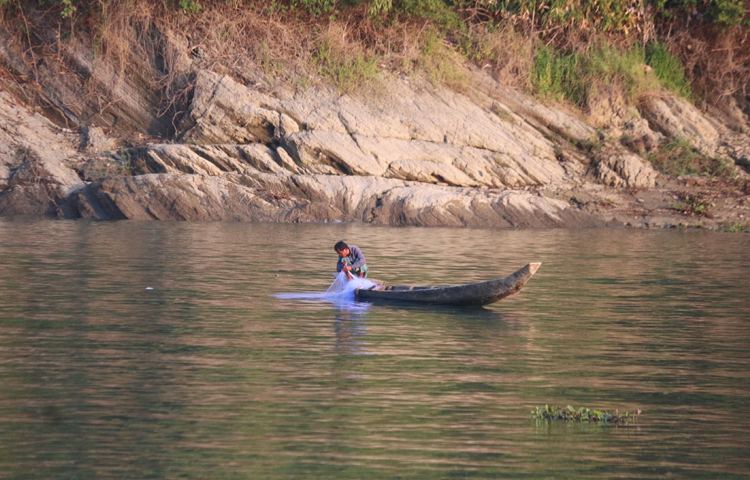 রাঙ্গামাটির কাপ্তাই হ্রদে মাছ ধরতে ব্যস্ত জেলে। ছবি: আরমান খান