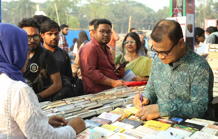 অটোগ্রাফ দিতে ব্যস্ত ডা. এজাজুল ইসলাম। অপেক্ষা করছেন ভক্তরা। ছবি: মাহবুব আলম