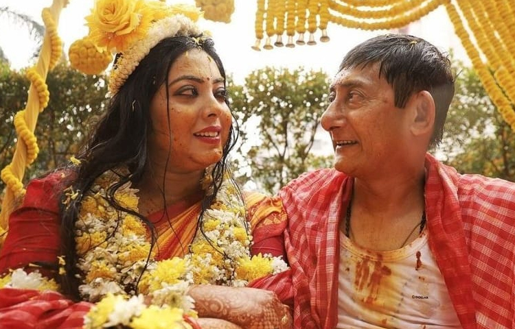 গায়ে হলুদের সময় ভালোবাসার অপলক দৃষ্টিতে তাকিয়ে ছিলেন একে অপরের দিকে। ছবি: সংগৃহীত