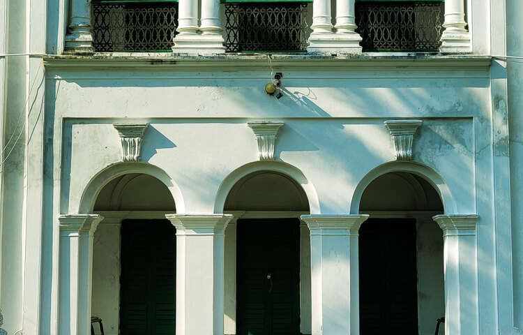 রবীন্দ্রনাথ ঠাকুর ছিলেন পীরালী বংশের লোক। রবীন্দ্রনাথ বর সেজে দক্ষিণডিহিতে আসেননি এমন জনশ্রুতি রয়েছে। তবে ভারতের কলকাতার জোড়াসাঁকোর ঠাকুর বাড়িতে তাদের বিয়ে সম্পন্ন হয়। ছবি: বোহেমিয়ান ফয়সাল