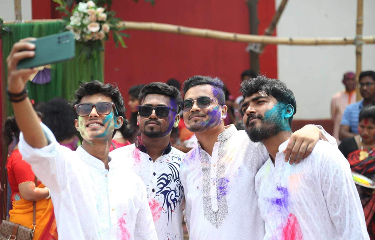 দোল উৎসবে এসে সেলফি তুলতে ব্যস্ত বন্ধুরা। ছবি: মাহবুব আলম