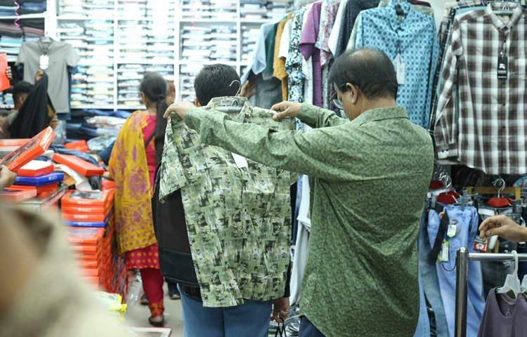 শার্ট পছন্দ করতে ব্যস্ত এক মধ্যবয়সী ক্রেতা। ছবি: মাহবুব আলম