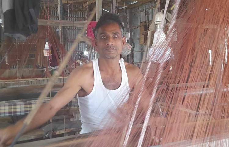 দক্ষ কারিগরের নিখুঁত বুননের জন্য এখানকার তাঁতের তৈরি বেনারসী শাড়ির ব্যাপক কদর ছিল। করোনা মহামারীর পর দফায় দফায় সূতার দাম বৃদ্ধি, শ্রমিক সংকট ও দেশীয় বাজারে ভারতীয় শাড়ির প্রভাবে বেনারসী পল্লী এখন হুমকির মুখে। ছবি: শেখ মহসীন