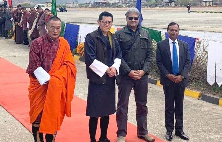 ভুটানের রাজা জিগমে খেসার নামগেল ওয়াংচুকের আমন্ত্রণে ভুটান সফর করছেন বাংলাদেশ সরকারের তথ্য ও সম্প্রচার প্রতিমন্ত্রী মোহাম্মদ আলী আরাফাত। আজ সকালে গেলেফু সিটি থেকে ভুটানের রাজার সঙ্গে বিমানযোগে পারো আন্তর্জাতিক বিমানবন্দরে পৌঁছান বাংলাদেশের তথ্য ও সম্প্রচার প্রতিমন্ত্রী। ছবি: পিআইডি