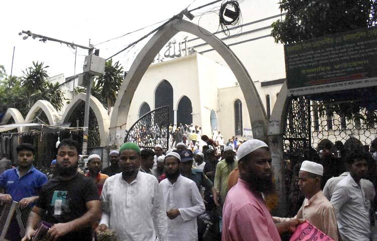 অনেকে মহান সৃষ্টিকর্তার কাছে মৃত বাবা-মা, আত্মীয়-স্বজনসহ মুসলিম নর-নারীর রুহের মাগফিরাত কামনা করেন। এ ছাড়া রোজা কবুল করে নিতে আল্লাহর কাছে আর্তি ছিল সবার। ছবি: বিপ্লব দিক্ষিৎ