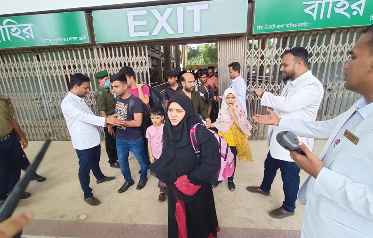 এবার কমলাপুর রেলস্টেশনে সব জায়গায় টিকিট চেক করে যাত্রী ঢুকানোর ফলে টিকিটবিহীন যাত্রীর সংখ্যা অনেকটাই কম। ছবি: মাহবুব আলম