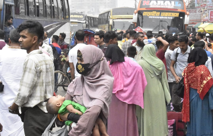 সোমবার থেকে চলমান এ জট আজ প্রকট আকার ধারণ করেছে। এতে বিভিন্ন প্রয়োজনে ঢাকায় প্রবেশ করা এবং ঢাকা থেকে বের হওয়া মানুষ পড়েছে চরম ভোগান্তিতে। ছবি: বিপ্লব দীক্ষিত
